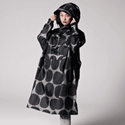 Rainkiss Regenponcho Black Polka, Fiets regenponcho, Poncho dames, Poncho regen, Rainkiss, Rainkiss poncho, Regen fiets poncho, Regen poncho, Regen poncho dames, Regen poncho fiets, Regenponcho dames, Regenponcho voor fiets