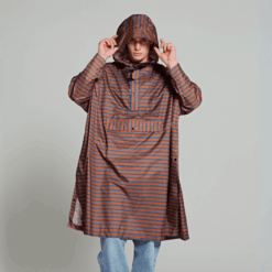 Rainkiss Regen poncho Breton Brown Blue, Fiets regenponcho, Poncho dames, Poncho regen, Rainkiss, Rainkiss poncho, Regen fiets poncho, Regen poncho, Regen poncho dames, Regen poncho fiets, Regenponcho dames, Regenponcho voor fiets