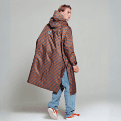 Rainkiss Regen poncho Breton Brown Blue, Fiets regenponcho, Poncho dames, Poncho regen, Rainkiss, Rainkiss poncho, Regen fiets poncho, Regen poncho, Regen poncho dames, Regen poncho fiets, Regenponcho dames, Regenponcho voor fiets