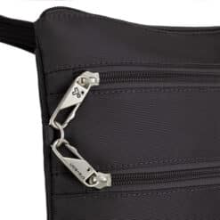 Gepatenteerde vergrendelbare ritsen op de Travelon Classic Slanke Crossbody Tas tegen zakkenrollers.