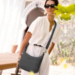 De Travelon Roam Medium Crossbody tas gedragen voor maximale veiligheid tijdens een stedentrip.
