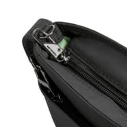 De vergrendelbare ritsen van de Travelon Roam Small tas tegen zakkenrollers.