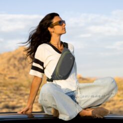 De Travelon Voyages Heuptas crossbody gedragen voor een moderne en beveiligde look tijdens een reis.